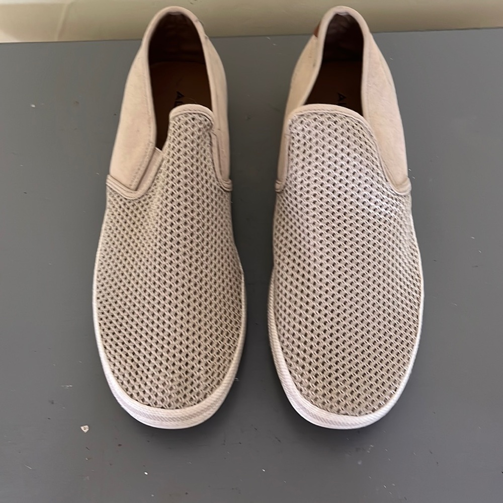 Never worn Men’s 10.5 Aldo Men’s Boat Shoes. Light Tan.